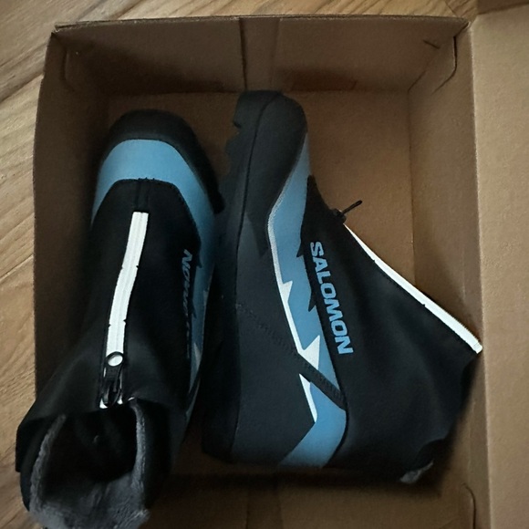 Salomon Women’s Escape XC Boots. New in box - Picture 2 of 4